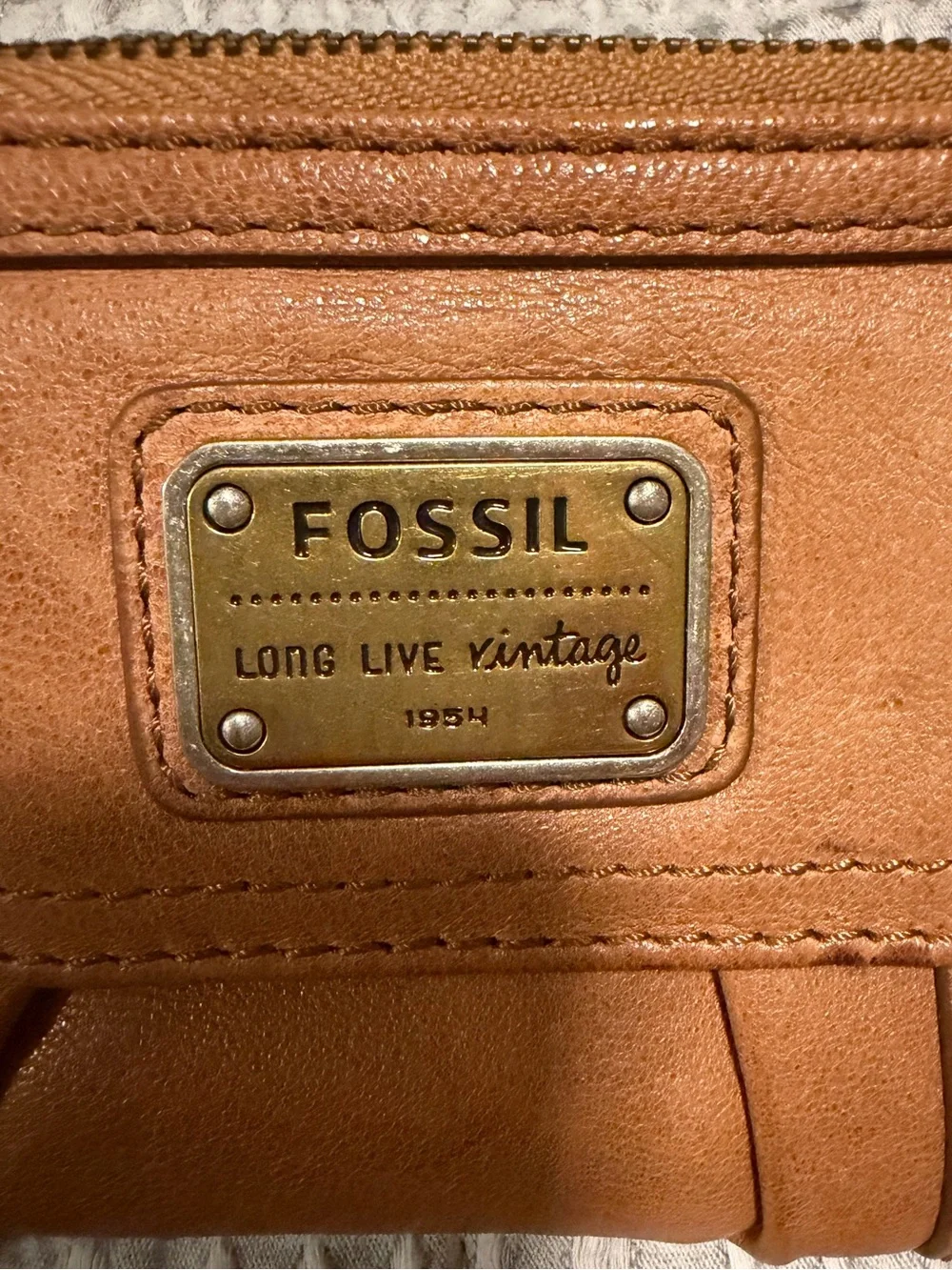 Vintage Fossil Wallet… Neutral Tan color!! Full size, great storage!
